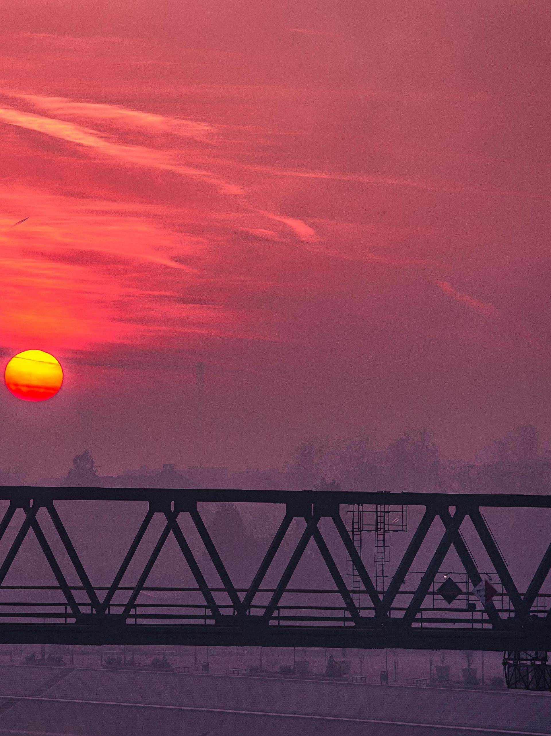 Izlazak sunca nad Dravom i željezničkim mostom u Osijeku