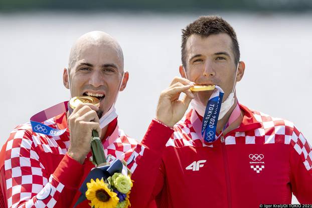 Tokio: Braća Sinković pobijedila u finalnoj utrci dvojac bez kormilara i osvojila zlatnu medalju
