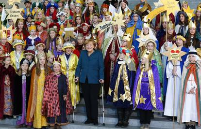 Neuništiva je: Angela Merkel došla na posao nakon nesreće