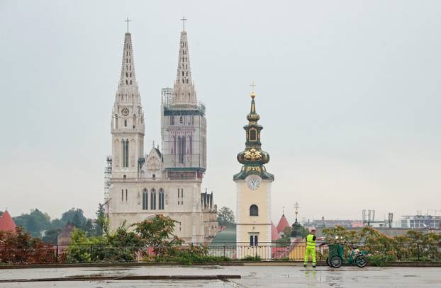 Zagreb: Policijske službenike zanimalo je sve o novm električnom smetlarskom biciklu
