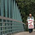Želi spasiti život supruzi: Šeta s natpisom i traži novi bubreg