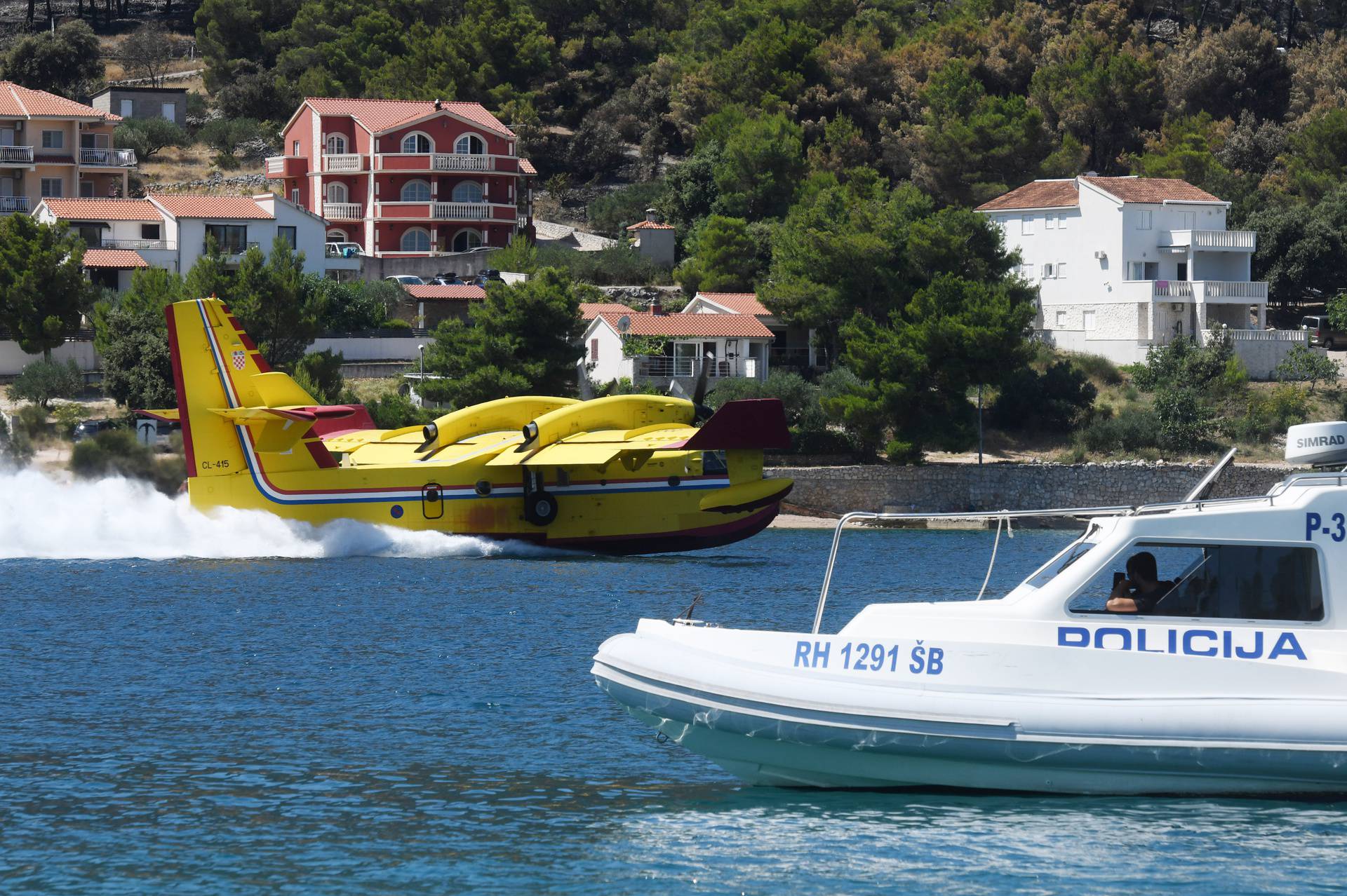 Piloti kanadera spretnim manevrima oduševljavali kupa?e u Grebaštici