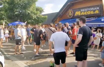 VIDEO Na Macoli se uz gitaru i harmoniku ore Thompsonovi hitovi. Za njih koncert nije stao