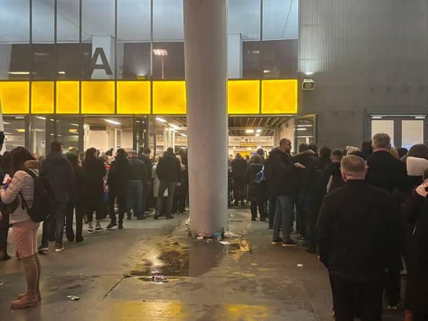 FOTO/VIDEO Stvaraju se gužve ispred Arene uoči koncerta Marka Perkovića Thompsona