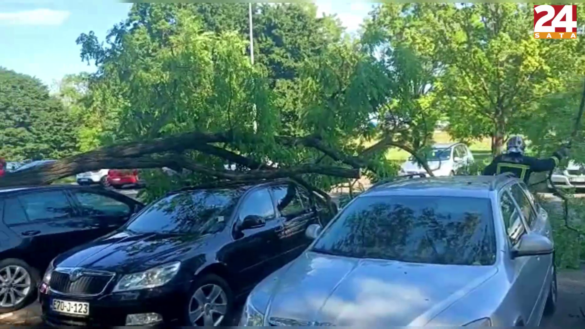 VIDEO Zagrebački vatrogasci na terenima: Palo drvo na aute, s krova zgrade u Ilici je pao lim...