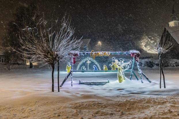 Snježni ugođaj u Gračacu