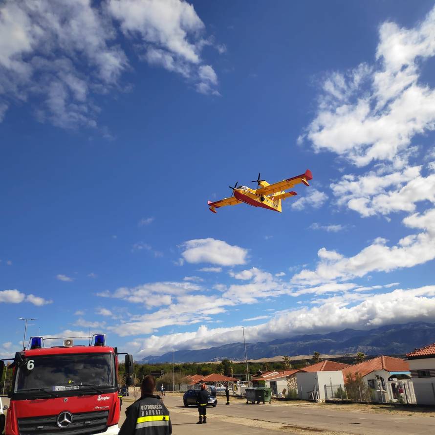 'Požar na Zrću smo zaustavili, ali ljudi će na terenu ostati cijeli dan  i noć da ga potpuno ugase'