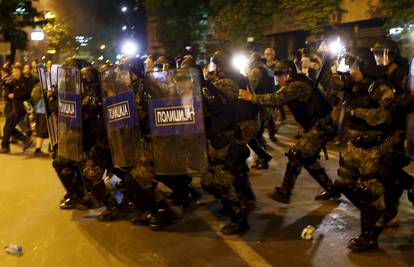 U Skoplju treća noć prosvjeda zbog pomilovanja političara