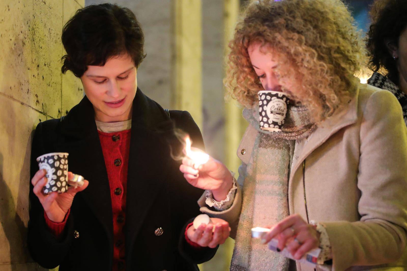 Zagrepčani se opraštaju od Balaševića paljenjem svijeća kod NAMA-e na Ilici
