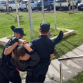 VIDEO Stanislav Zavadlav tukao šakom po staklu i divljao ispred suda u Splitu. Policija ga uhitila