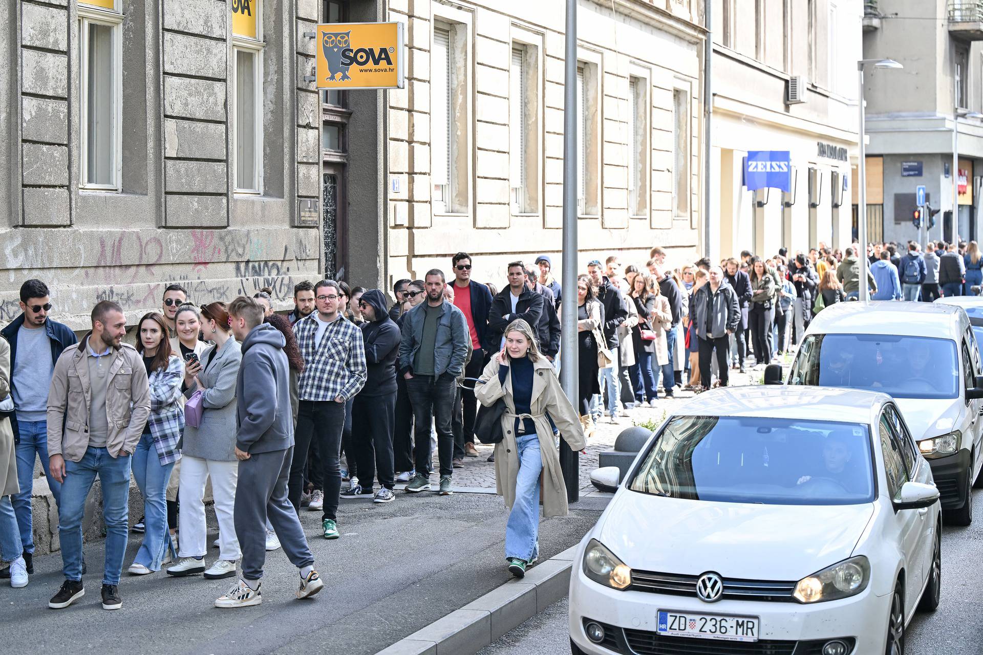 Na biralištu u Varšavskoj ulici u Zagrebu se stvorila velika gužva