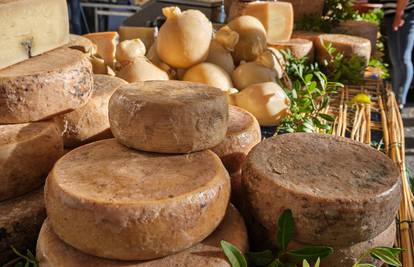 Ljigava delikatesa: Najopasniji sir na svijetu iz kojeg izlaze crvi