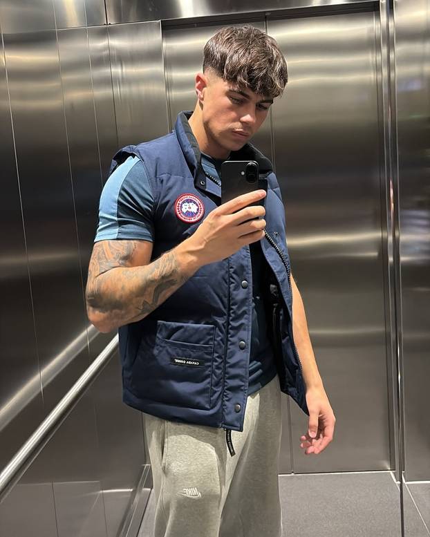 Zbog 18+ fotki vojnika izbacili iz mornarice pa prodaje nošene čarape: 'Milijun je tu! Evo kako'