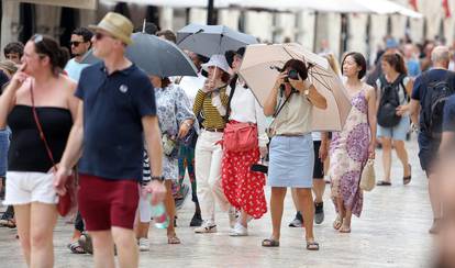 Iznenadna kiša iznenadila mnogobrojne turiste u Dubrovniku