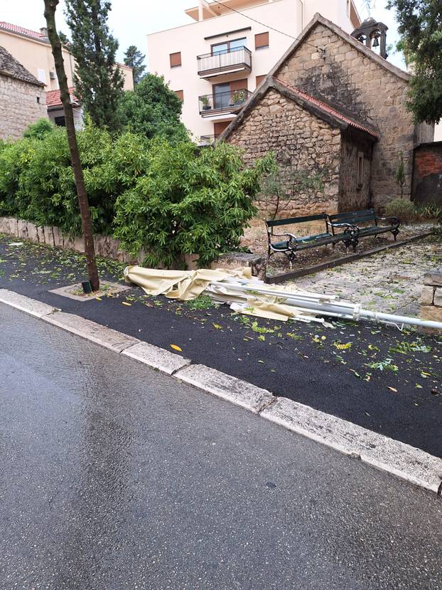 FOTO Split kao nakon tornada! Ovo je prognoza za danas: Za tri regije upalili alarm zbog oluje