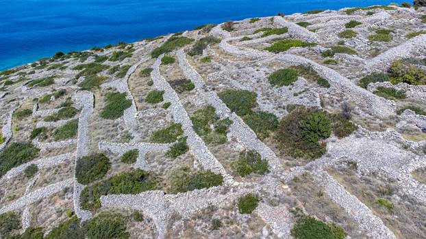Otok Bavljenac izgleda kao divovski otisak prsta i nezaobilazna je atrakcija u šibenskom arhipelagu