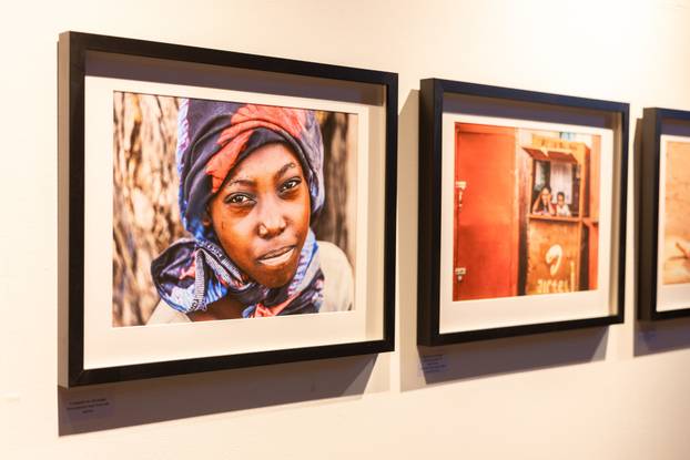 Osijek: Sve&ccaron;ano otvorenje izlo&zcaron;be fotografija fotoreporterke Pixsella Emice Elve&dstrok;i "Srce za Afriku"