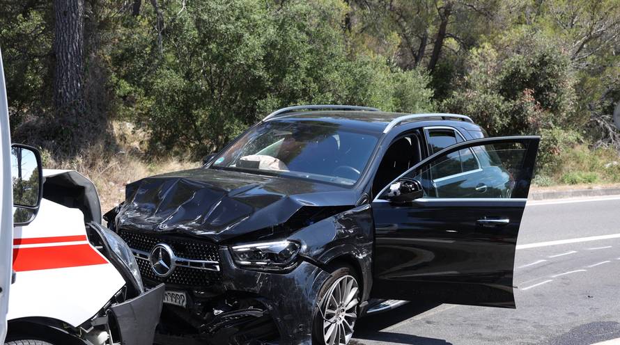 Šibenik: Sudar automobila i vozila saniteta kod Morinjskog mosta, šest osoba prevezeno u bolnicu 