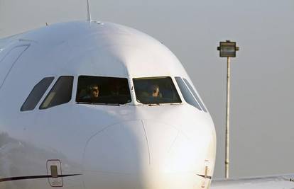 Avion prisilno sletio u Rimu, troje putnika je u stanju šoka