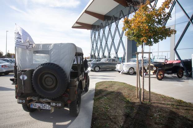 Osijek: Izložba oldtimer vozila ispred Gospodarskog centra