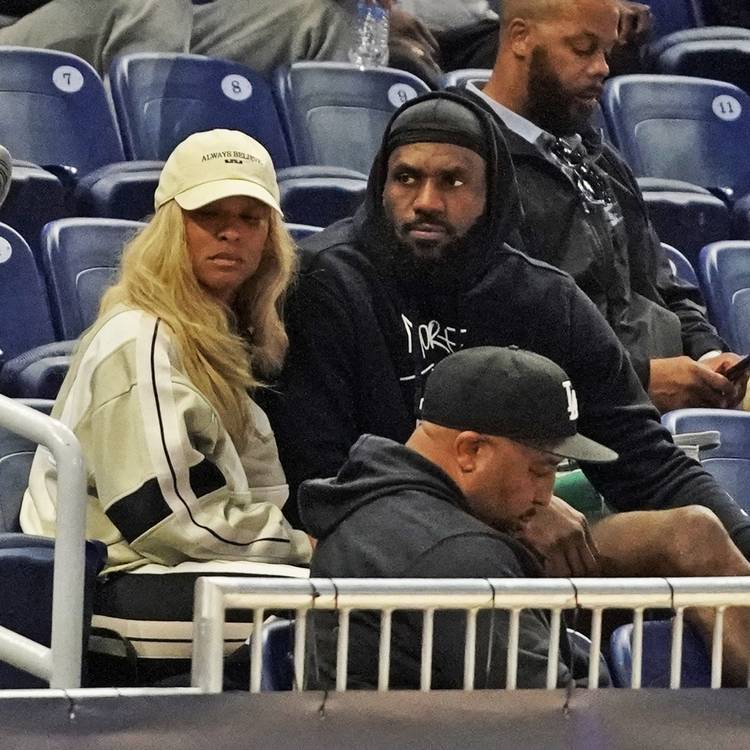 LeBron James spava s majkom suigrača i ulazi u povijest lige... | 24sata
