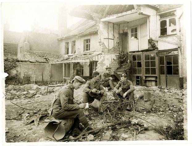 A shell wrecked house in a French village [Laventie]. .