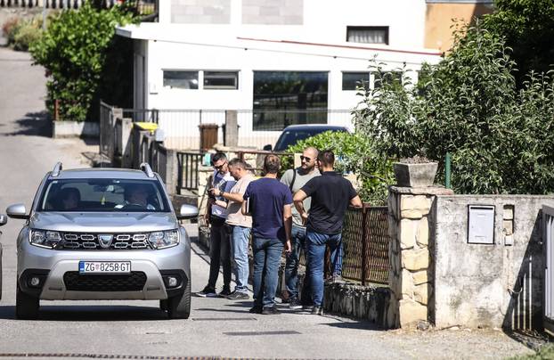 Zagreb: Policijski očevid još uvijek traje gdje su sinoć u ulici Črna voda ubijeni muškarac i žena