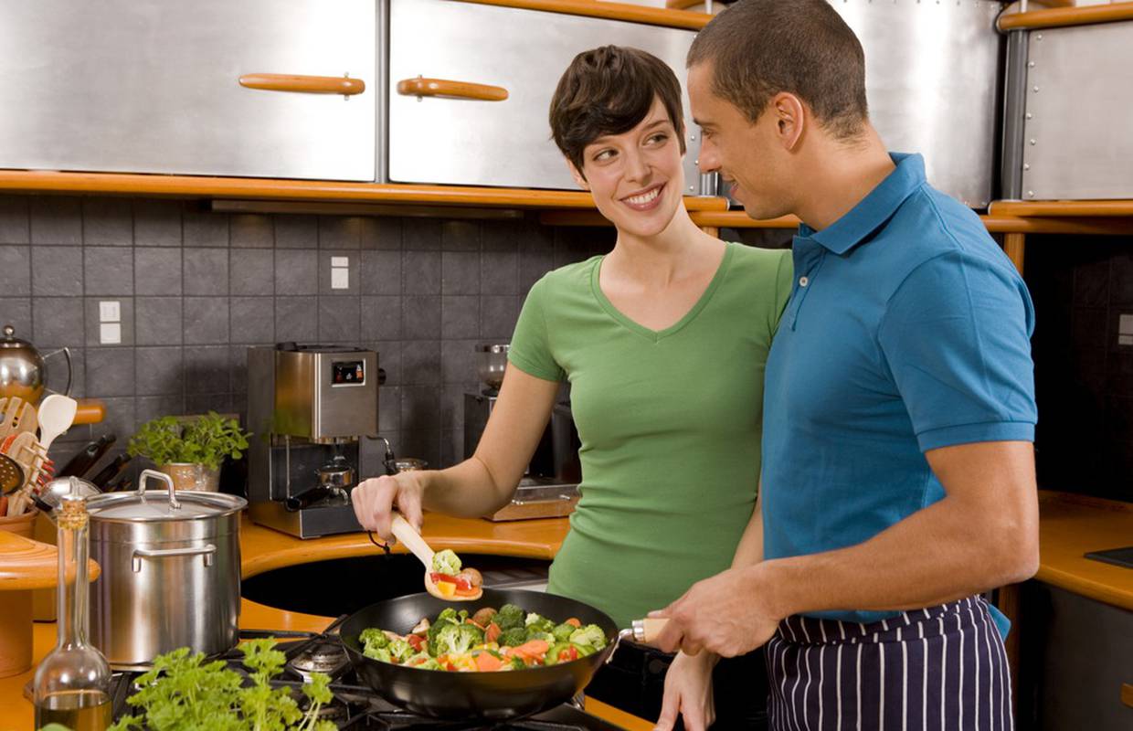 Пока жена готовит муж. Мужчина и женщина на кухне. Готовка на кухне. Семья на кухне. Жена готовит.