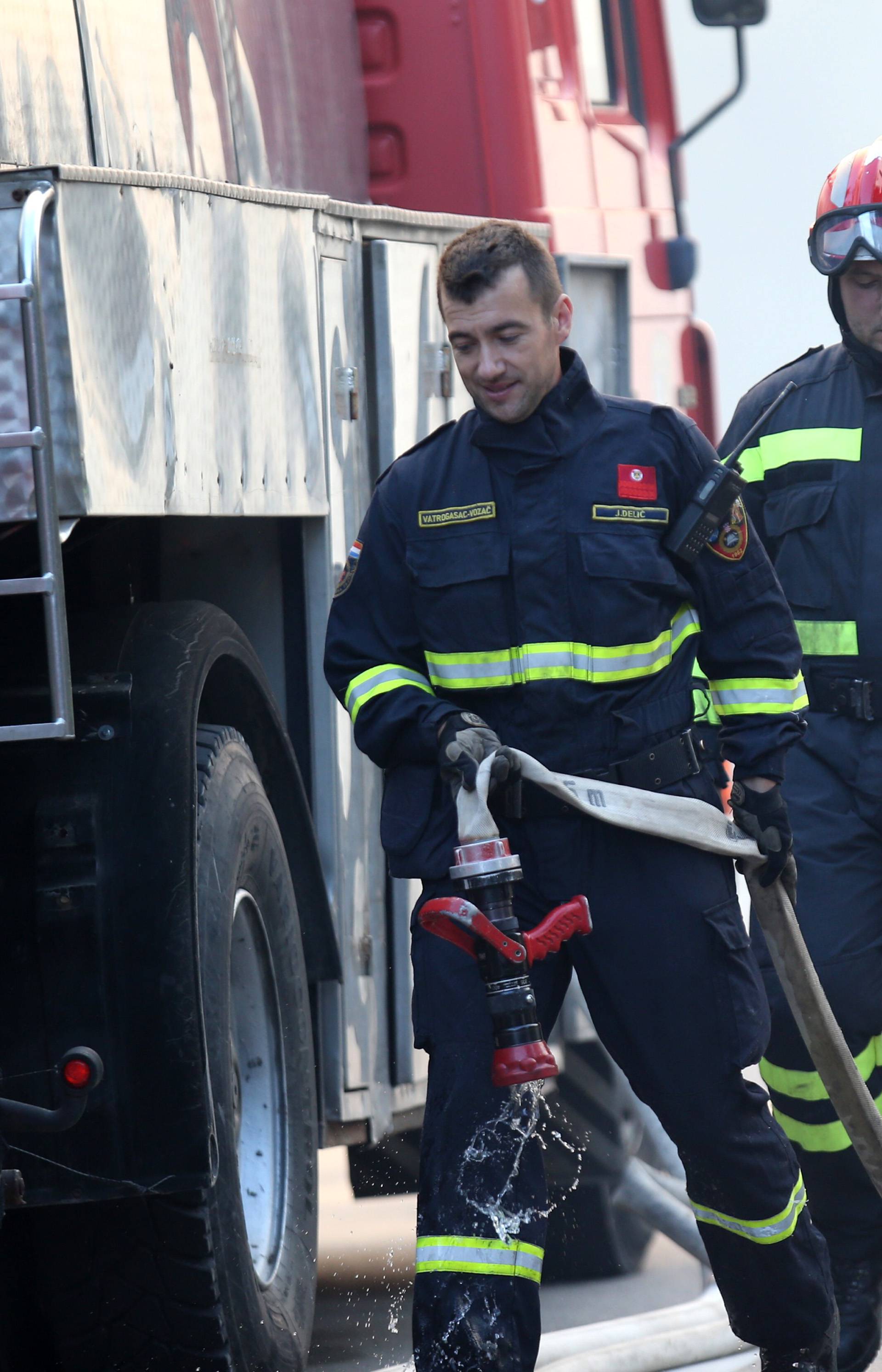 Kanader pomaže u gašenju, u Makarsku stiže i 150 vojnika