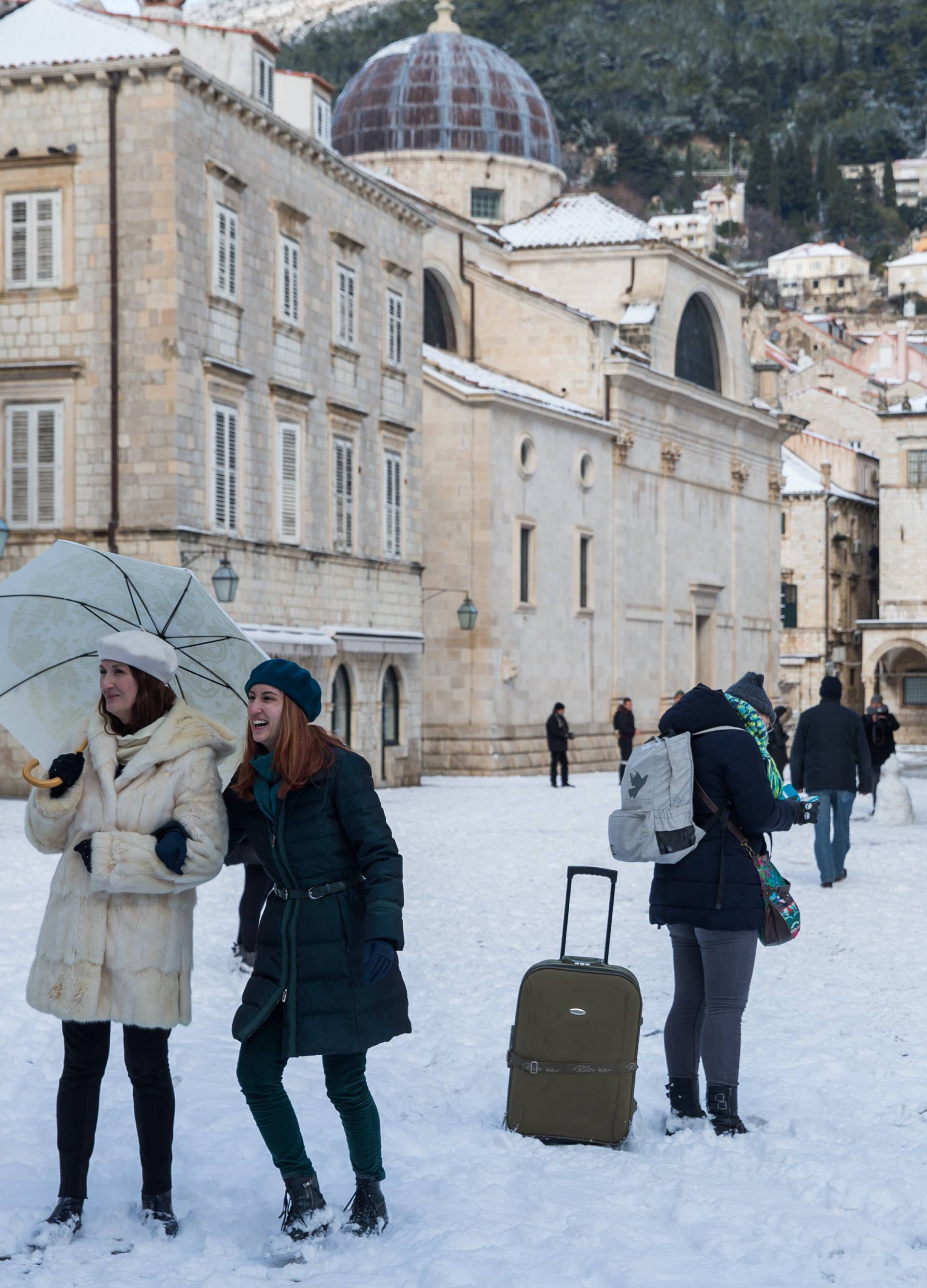 U Dubrovniku se skijaju i rade snjegoviće, a Brač je dobio iglu