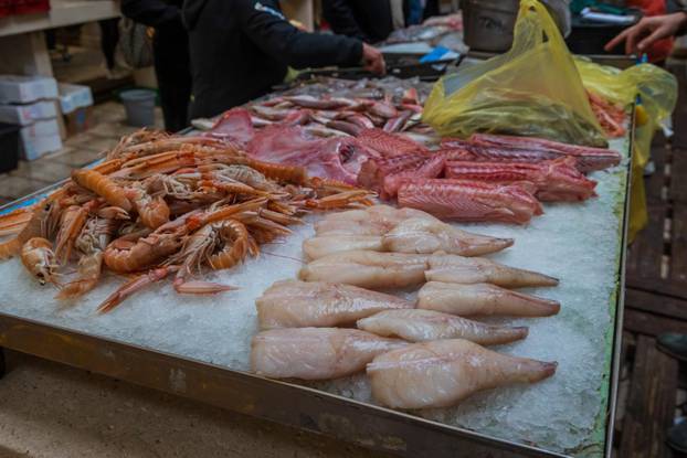 Split: Bogata ponuda ribe petkom u splitskoj ribarnici