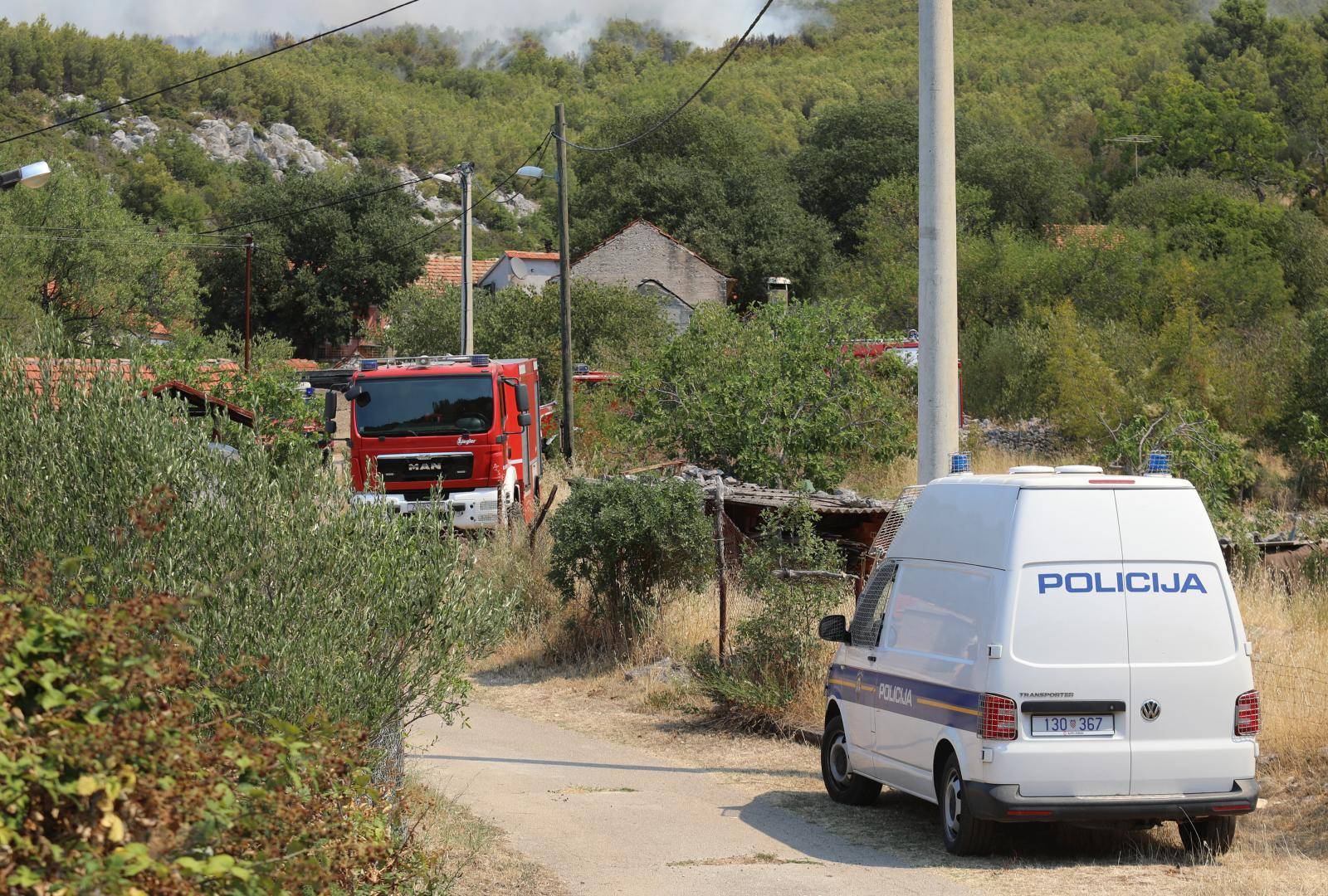 Požar na području Vrpolja gase 43 vatrogasca i dva kanadera