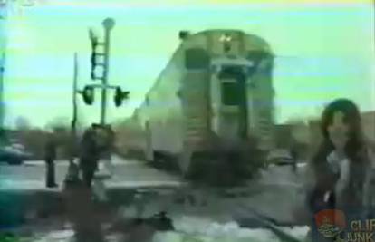 Jezivo: Reporterka stala preblizu jurećem vlaku 