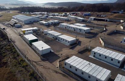 Policija ilegalne migrante iz Velike Kladuše premjestila u kamp 'Lipa': 'Zasad ih ima 300'