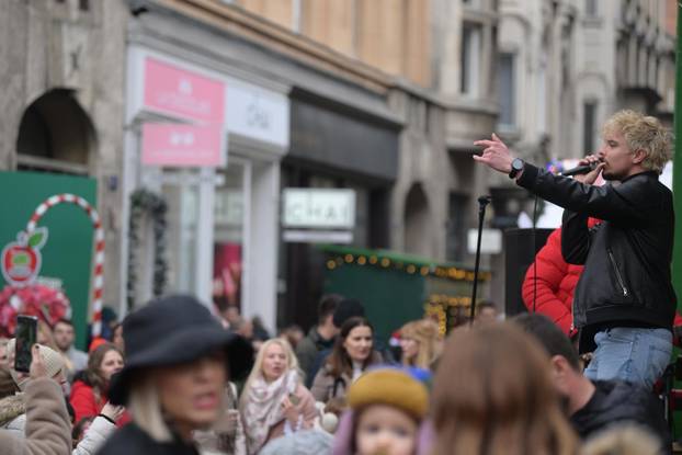 Zagreb: Brojni građani u centru grada tijekom Badnjaka