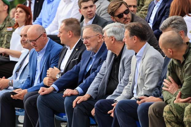 Zagreb: Dan državnosti obilježen pokaznim vježbama Hrvatske vojske i policije te prigodnim letačkim programom na kojem je sudjelovao Predsjednik Vlade Andrej Plenković i članovi Vlade