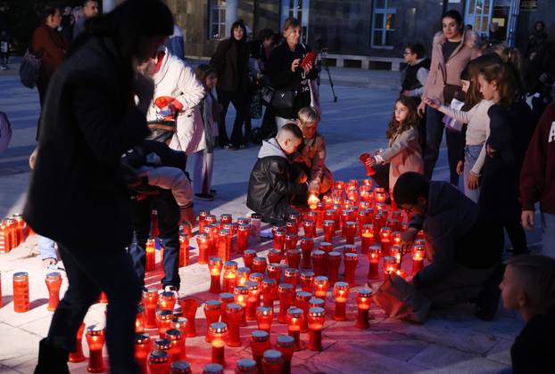 Šibenik: Na Trgu palih branitelja Domovinskog rata zapaljene su svije?e za Vukovar 