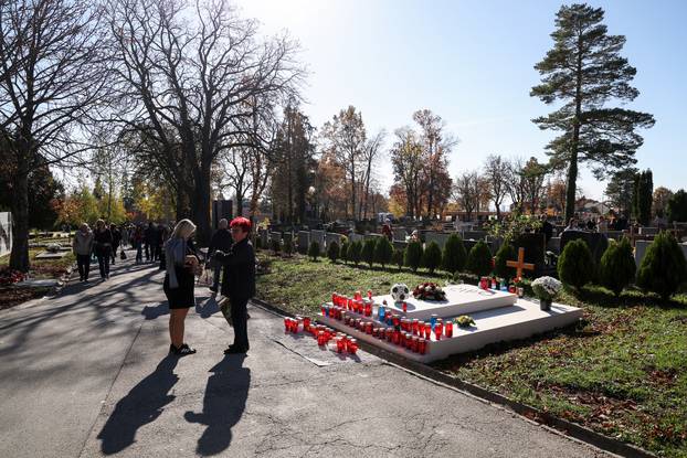 Zagreb: Svi sveti groblja poznatih osoba