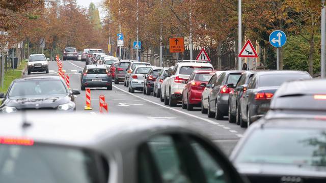 Zagreb: Gužva za testiranje na koronavirus, auti stoje u koloni