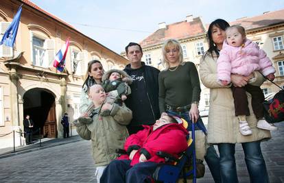 HZZO je roditeljima zabranio nadoplatu za invalidska kolica