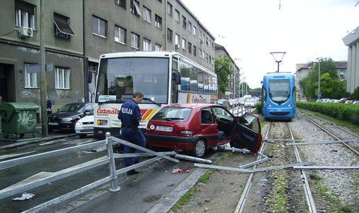 Autom naletjela na dva pješaka na stanici