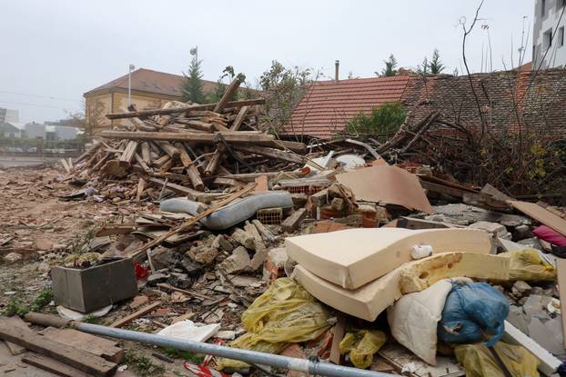 Zagreb: Rušenje stare kuće na raskrižju Selske, Ilice i ulice Sv. Duh u kojoj je nekada bila pekara Sveti Duh
