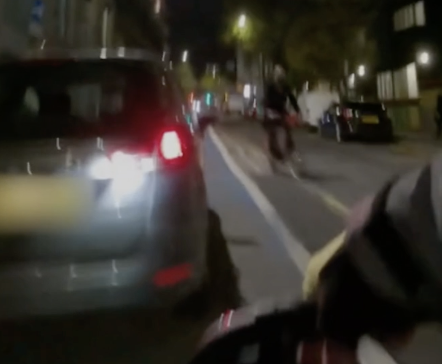 Vozač je tijekom gužve ulicama Londona vozio po biciklističkoj