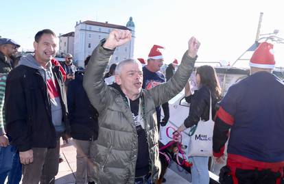 FOTO Ronioci iz kluba Mornar u Splitu su potopili božićno drvce