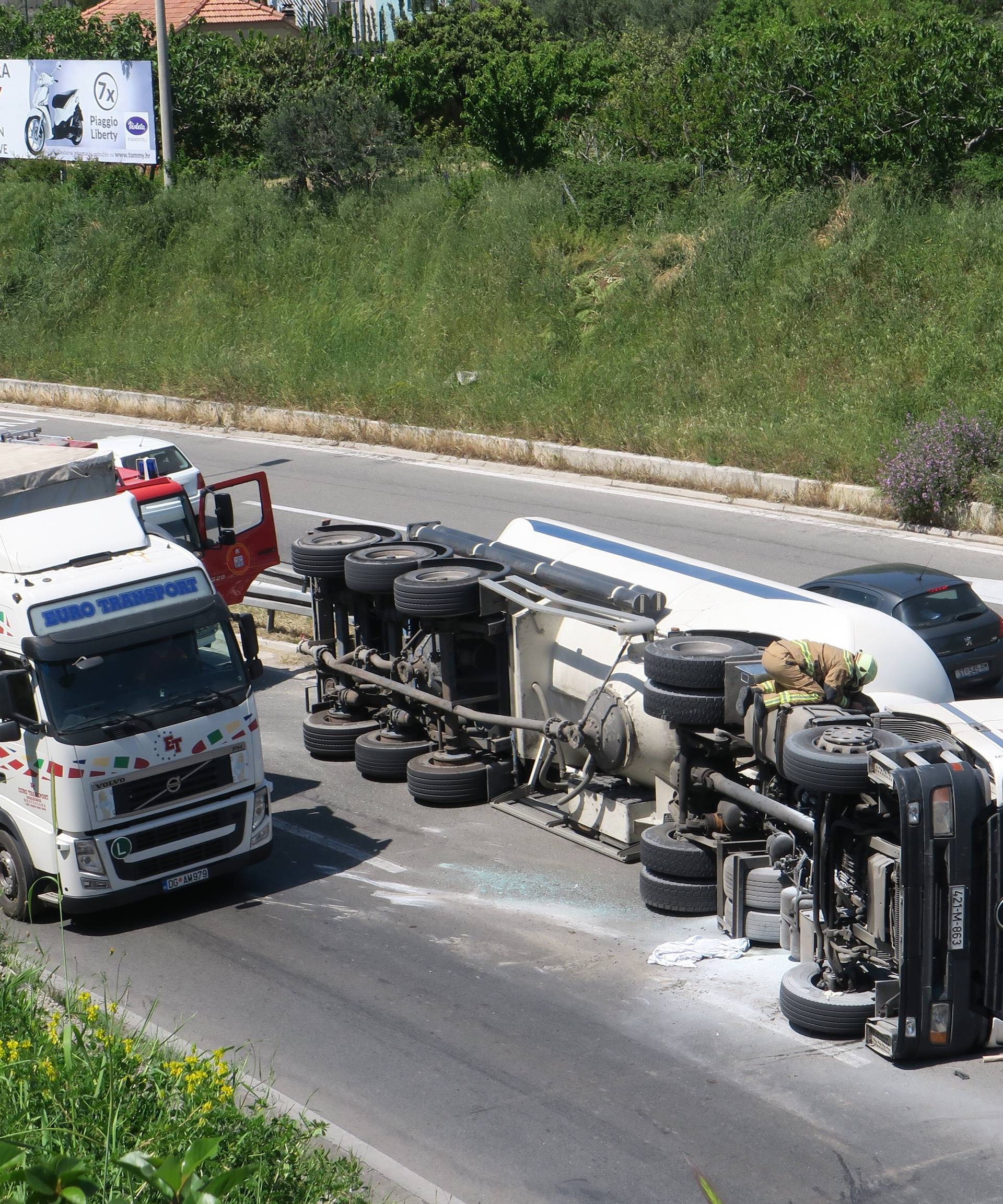 Prevrnula se cisterna za beton kod Splita, vozač je u bolnici