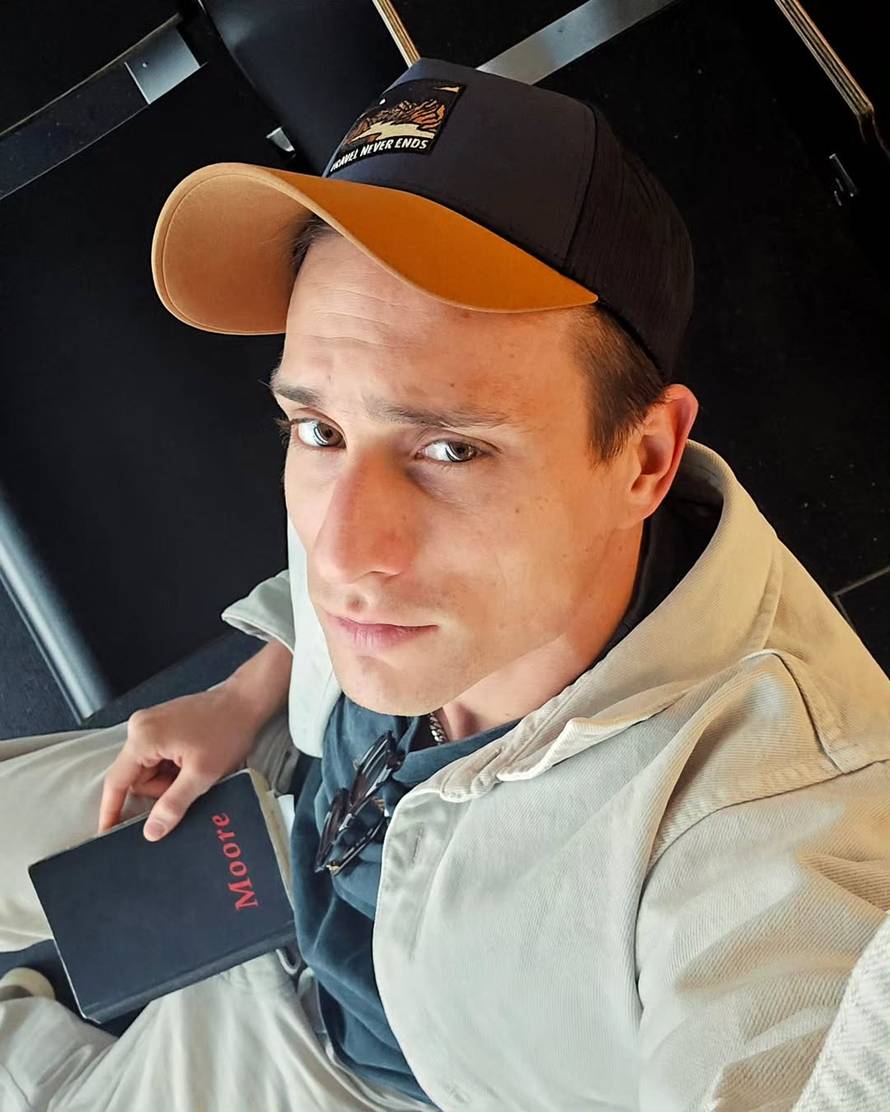 Novi skandal trese 'Pesmu za Evroviziju': Voditelj je šokirao objavom, glazbenica neće doći