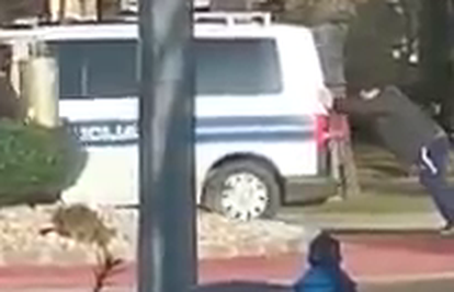 Video iz Nove Gradiške: Gurali policijski kombi koji se pokvario