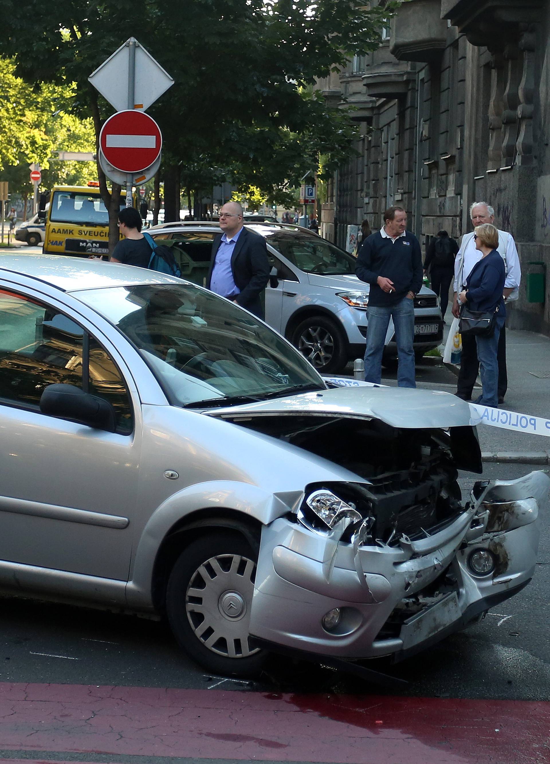 Sudarila se dva auta, jedan od njih odbačen na dvije  pješakinje