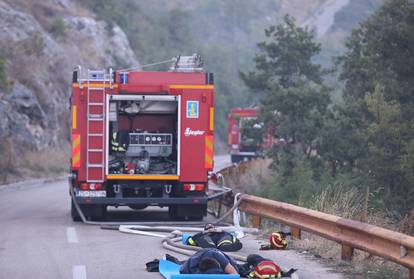 FOTO Odmorite, heroji! Zaslužili ste! Vatrogasci zaspali na cesti nakon što su obranili kuće...