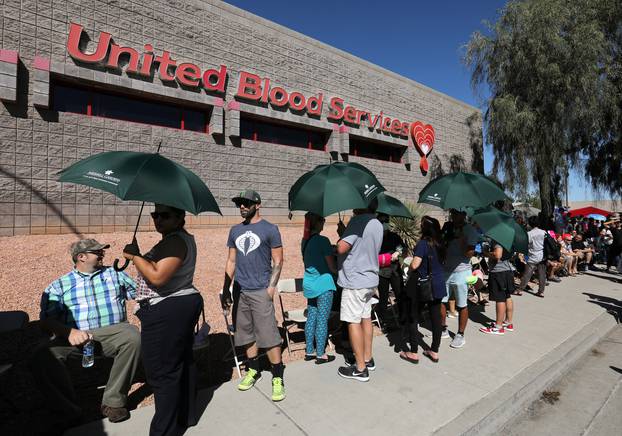 Hundreds of people queue to donate blood following the mass shooting at the Route 91 music festival in Las Vegas